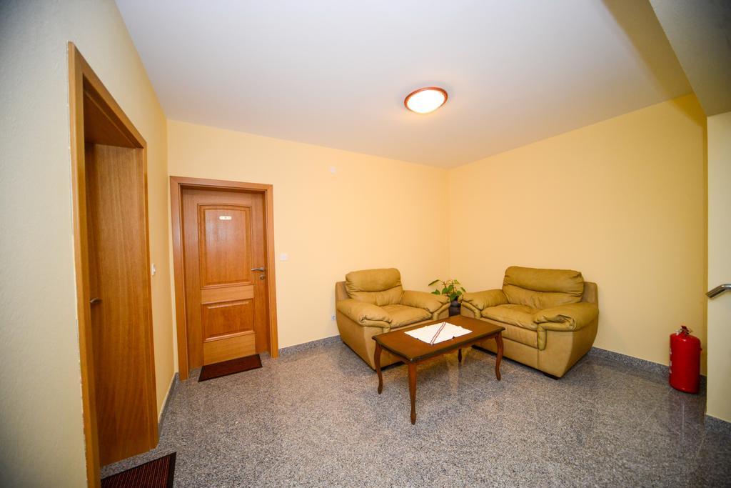 Apartments Dalmacija 스타리그라드 파클레니차 외부 사진